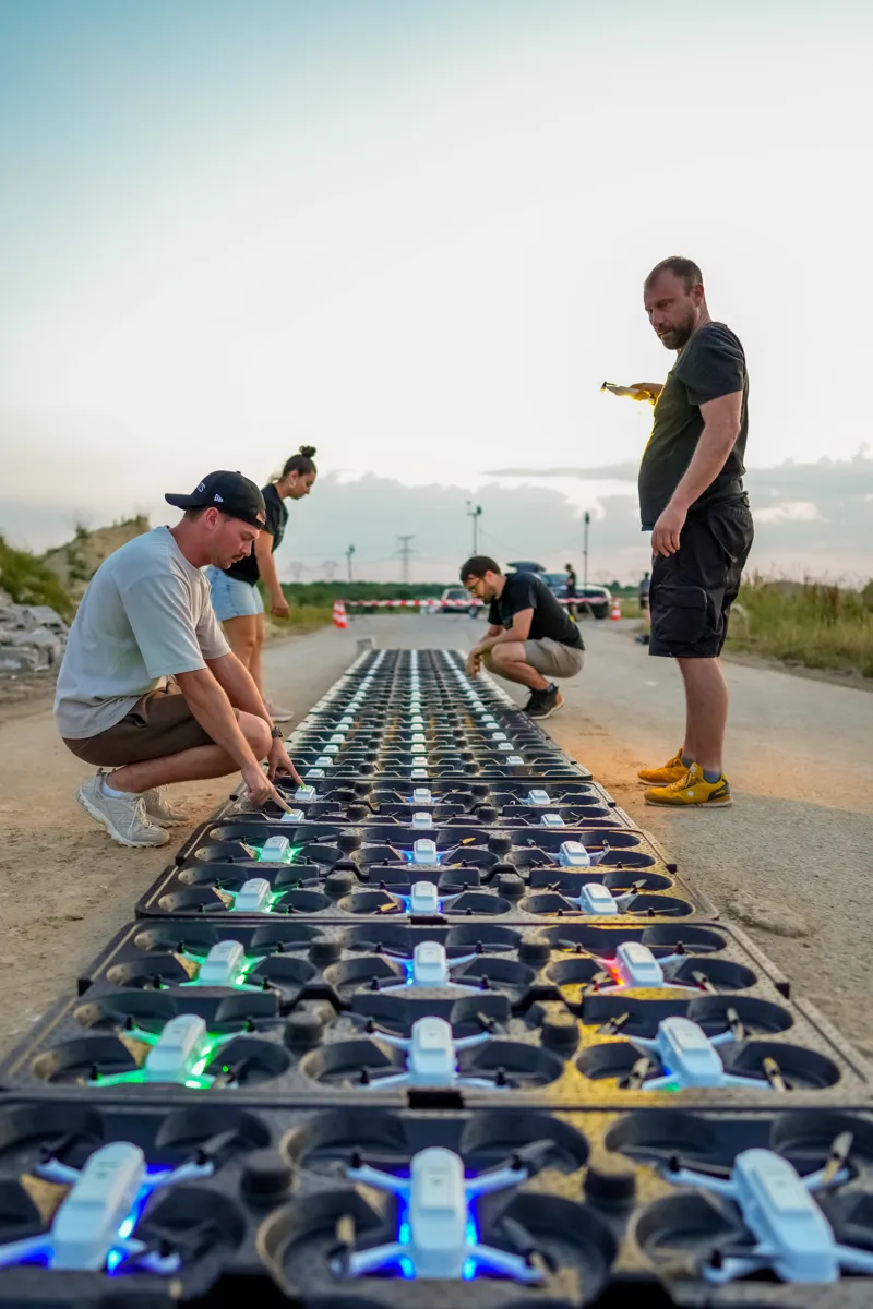 L'équipe Hilights installe le matériel de pilotage des drones avant le spectacle