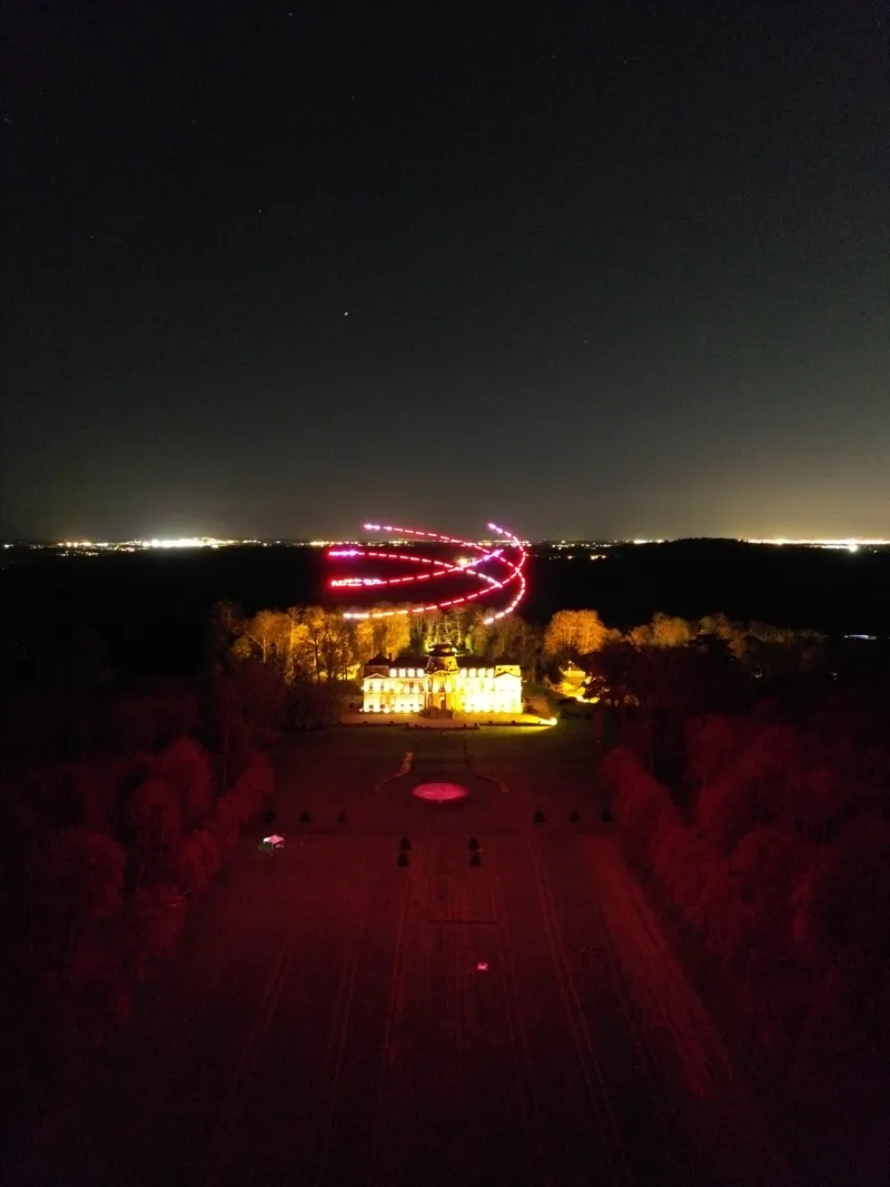 Drones lumineux Hilights en vol au Château de Champlatreux dans le Val d'Oise