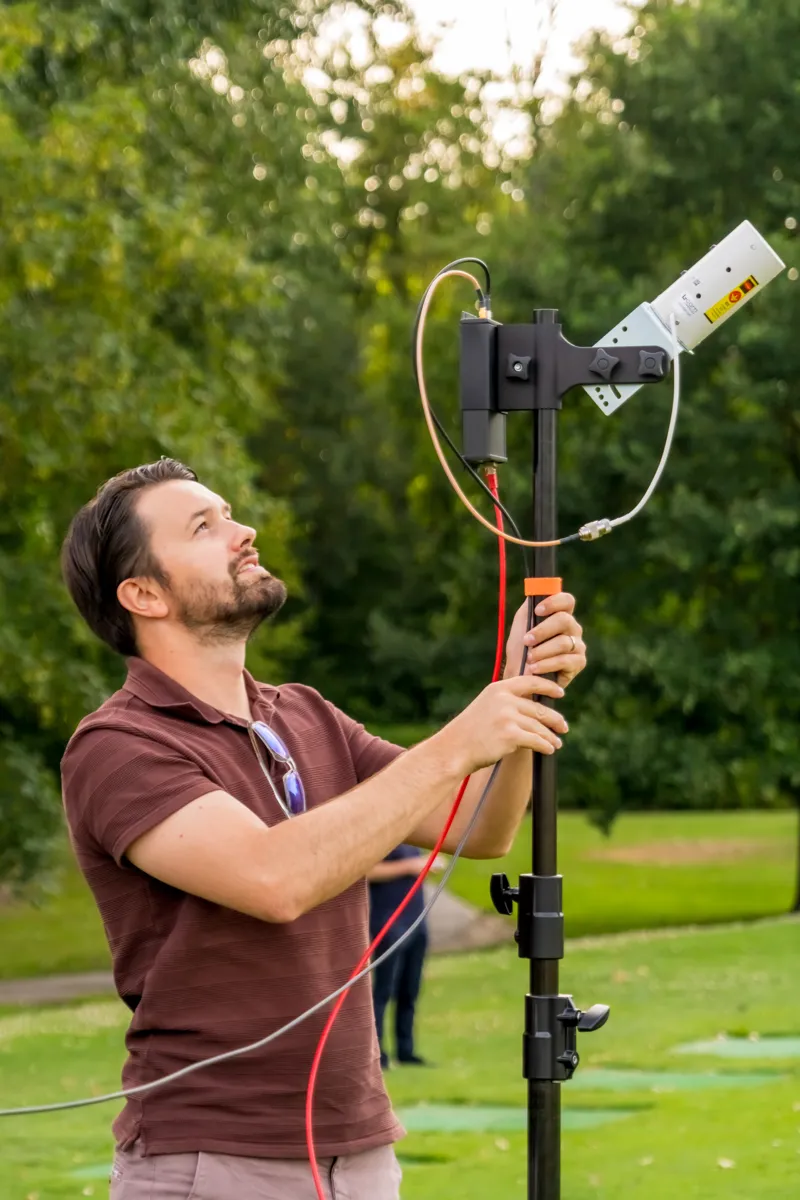 Installation du matériel avant un spectacle de drones lumineux