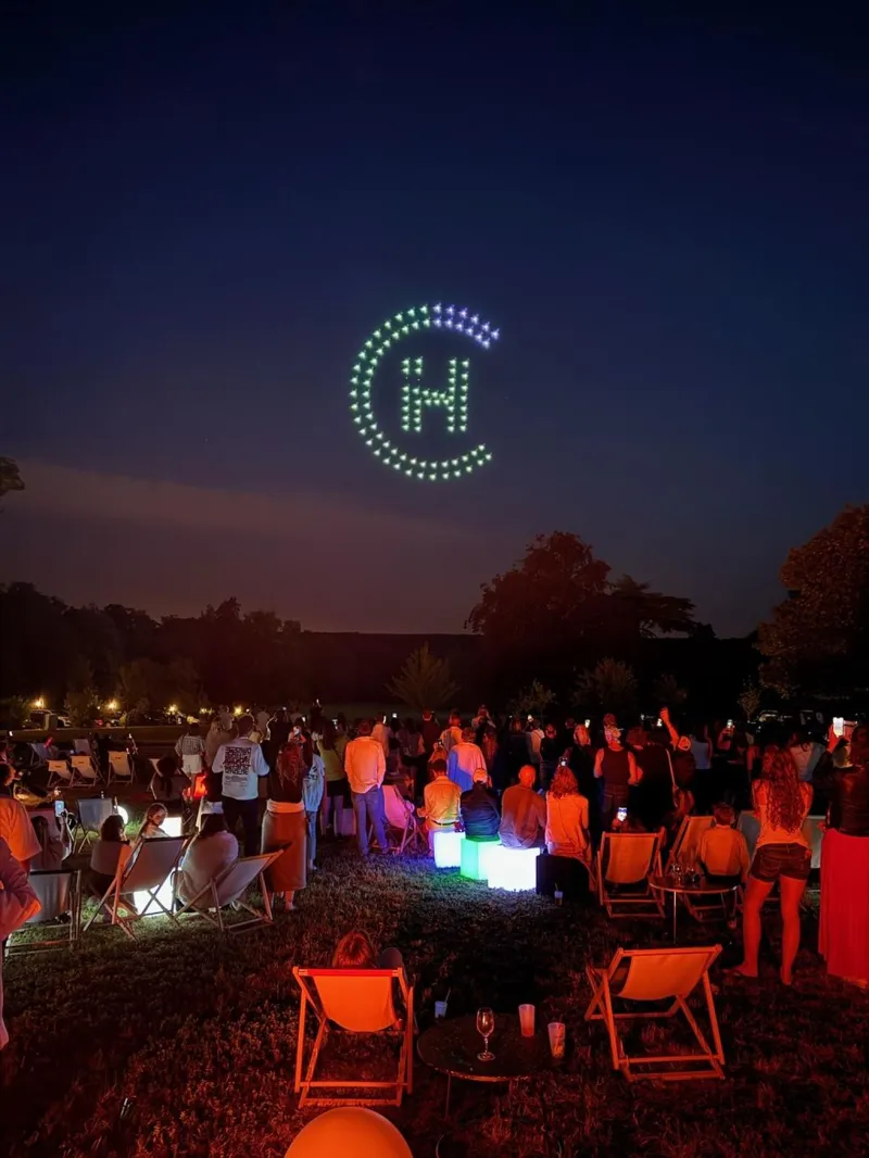 Le logo Chateauform' désigné par les drones lumineux