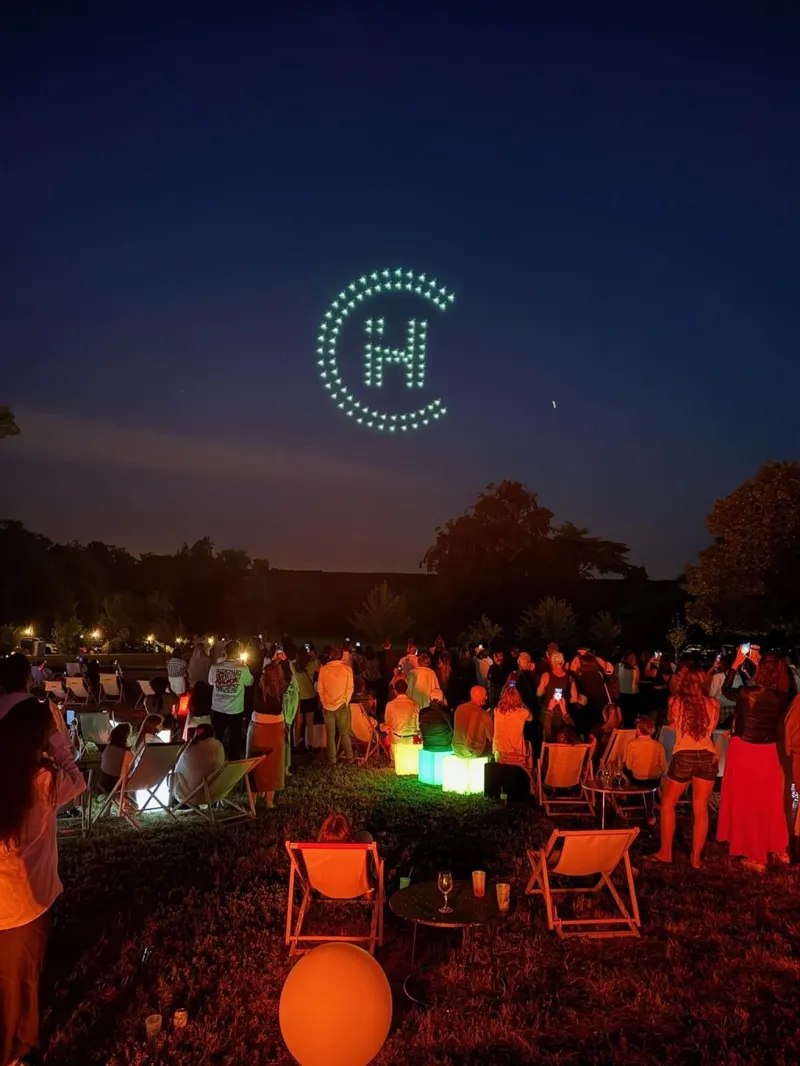 Logo Châteauform' dessiné en drones lumineux verts