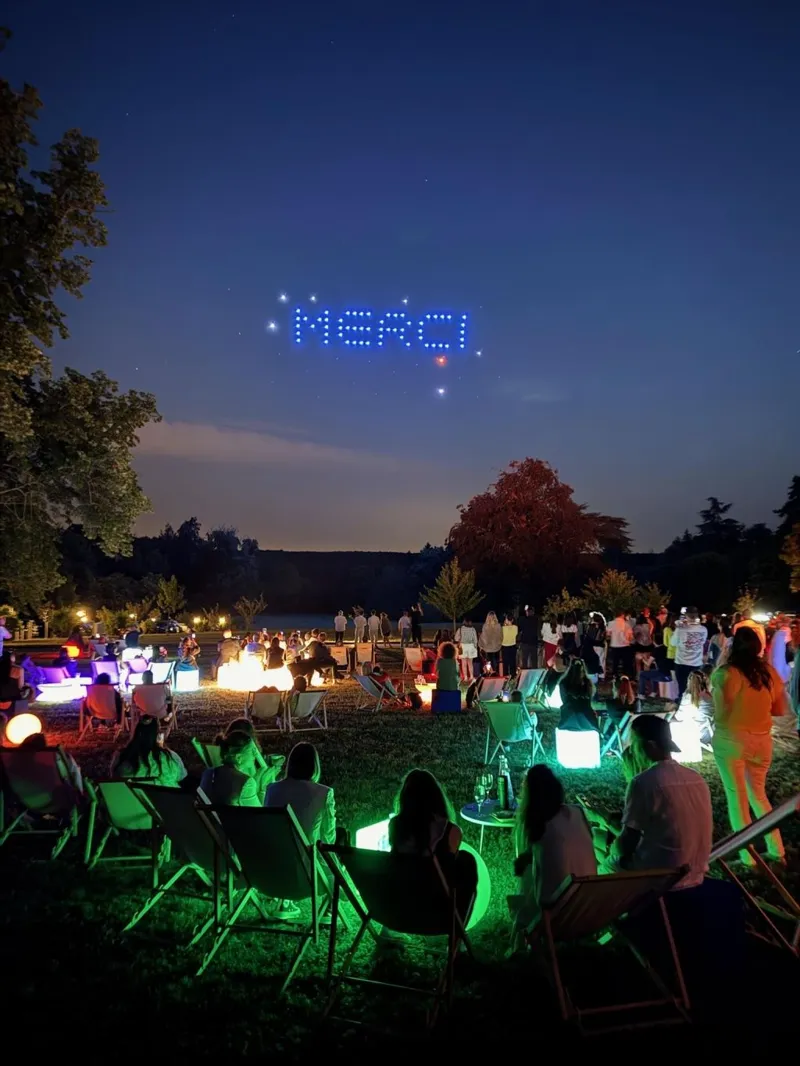 Message « MERCI ! » écrit dans le ciel par les drones à la fin du spectacle