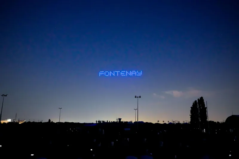 Mot « FONTENAY » écrit dans le ciel par les drones lumineux