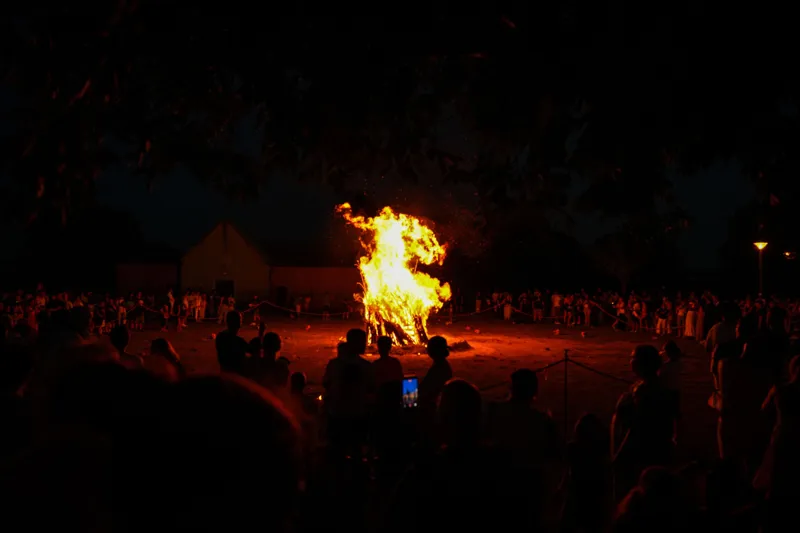 Feu de la Saint-Jean entouré du public lors de la fête de la Rosière