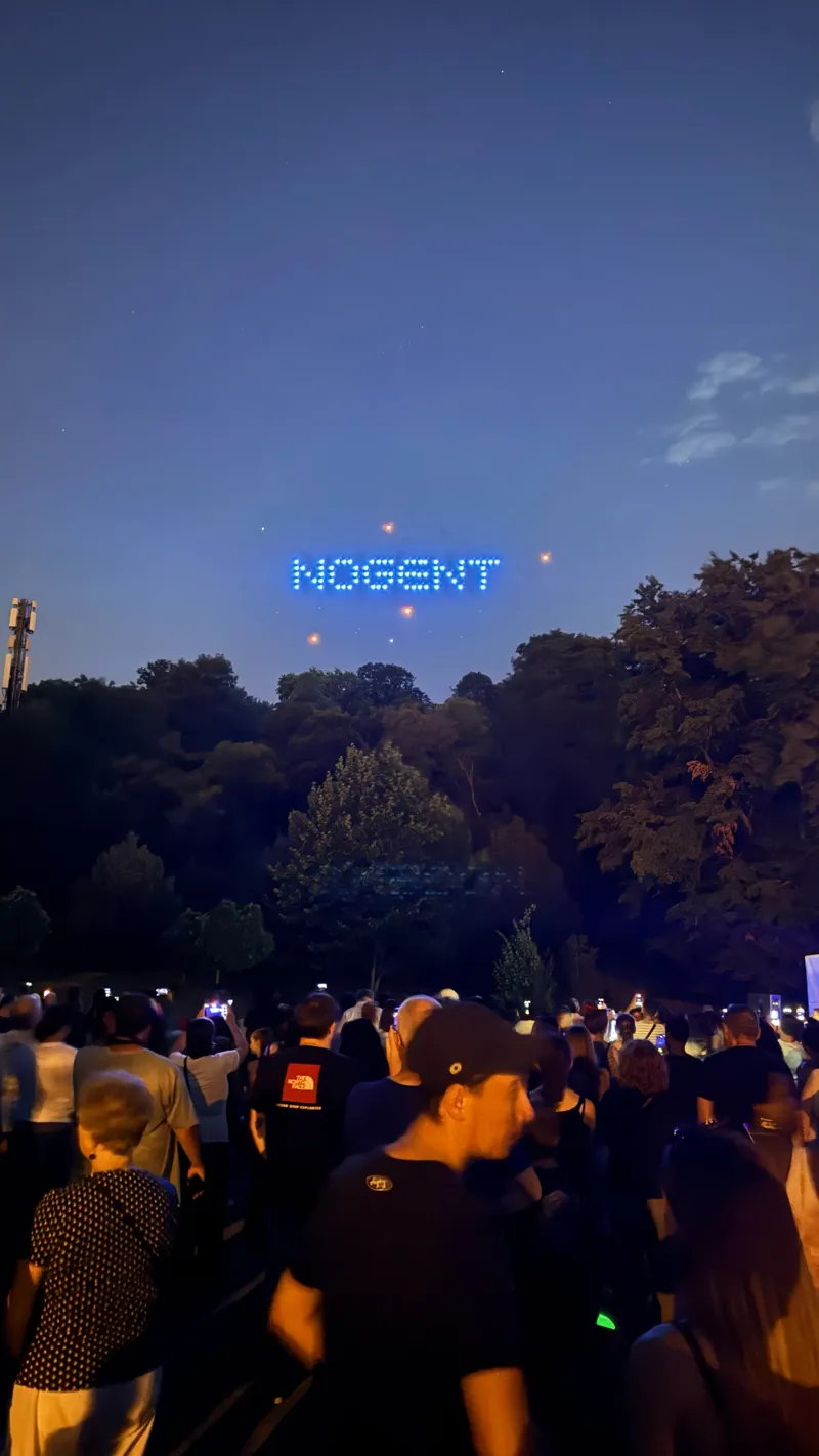 Mot « NOGENT » écrit dans le ciel par les drones