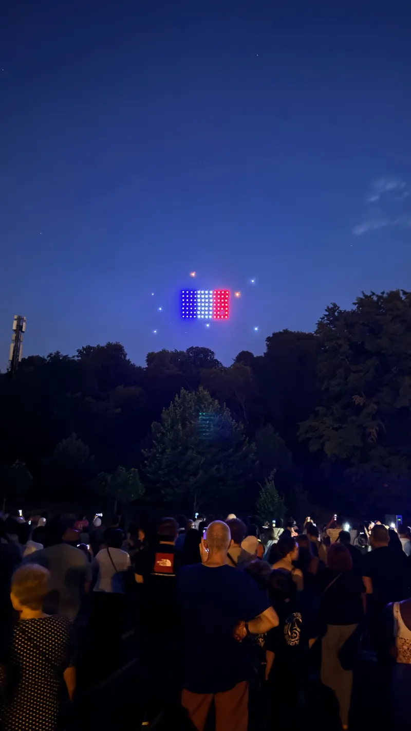 Drapeau tricolore formé par les drones pour la fête nationale
