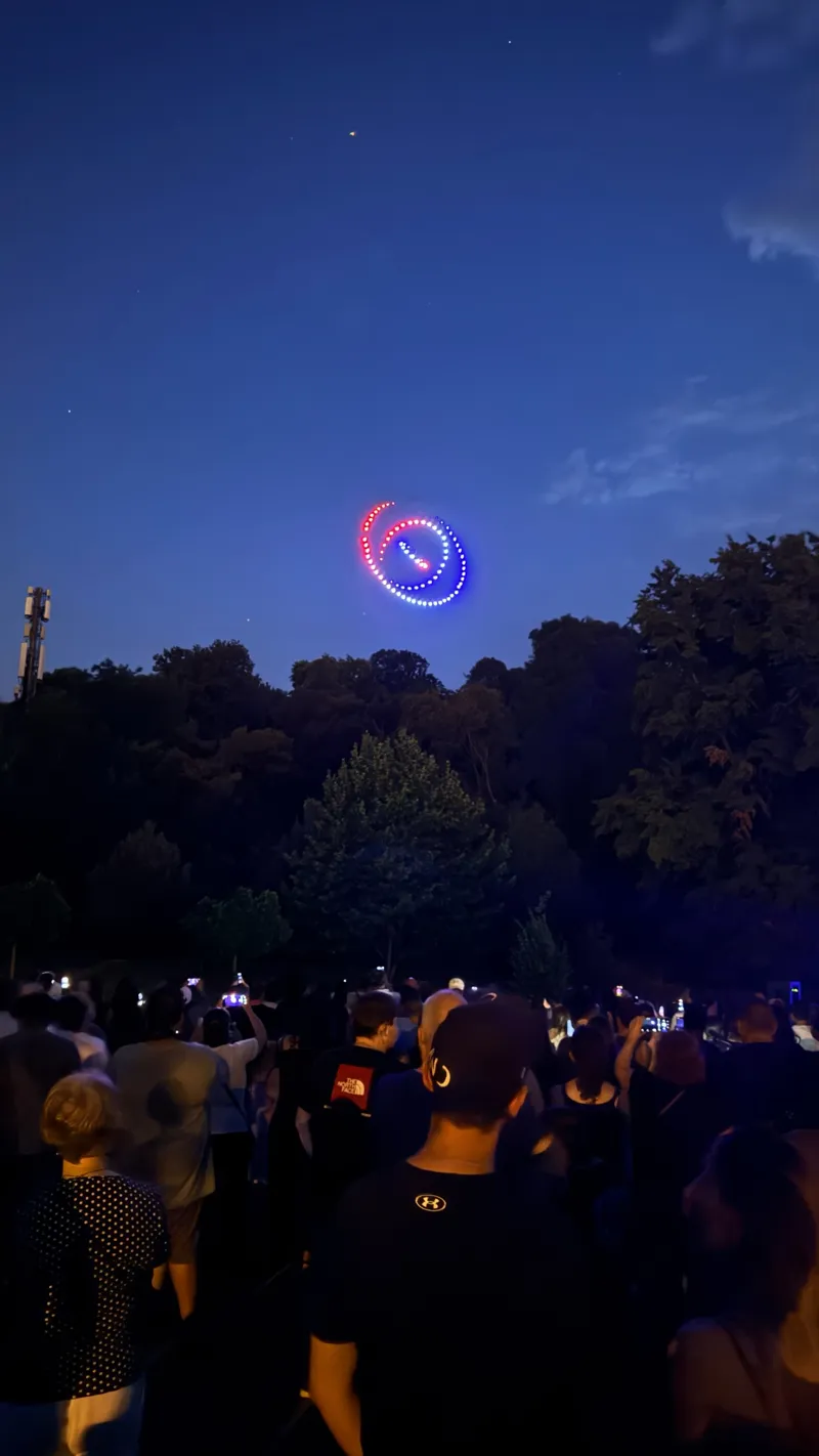 Cercle rouge et bleu dessiné par les drones au-dessus des spectateurs