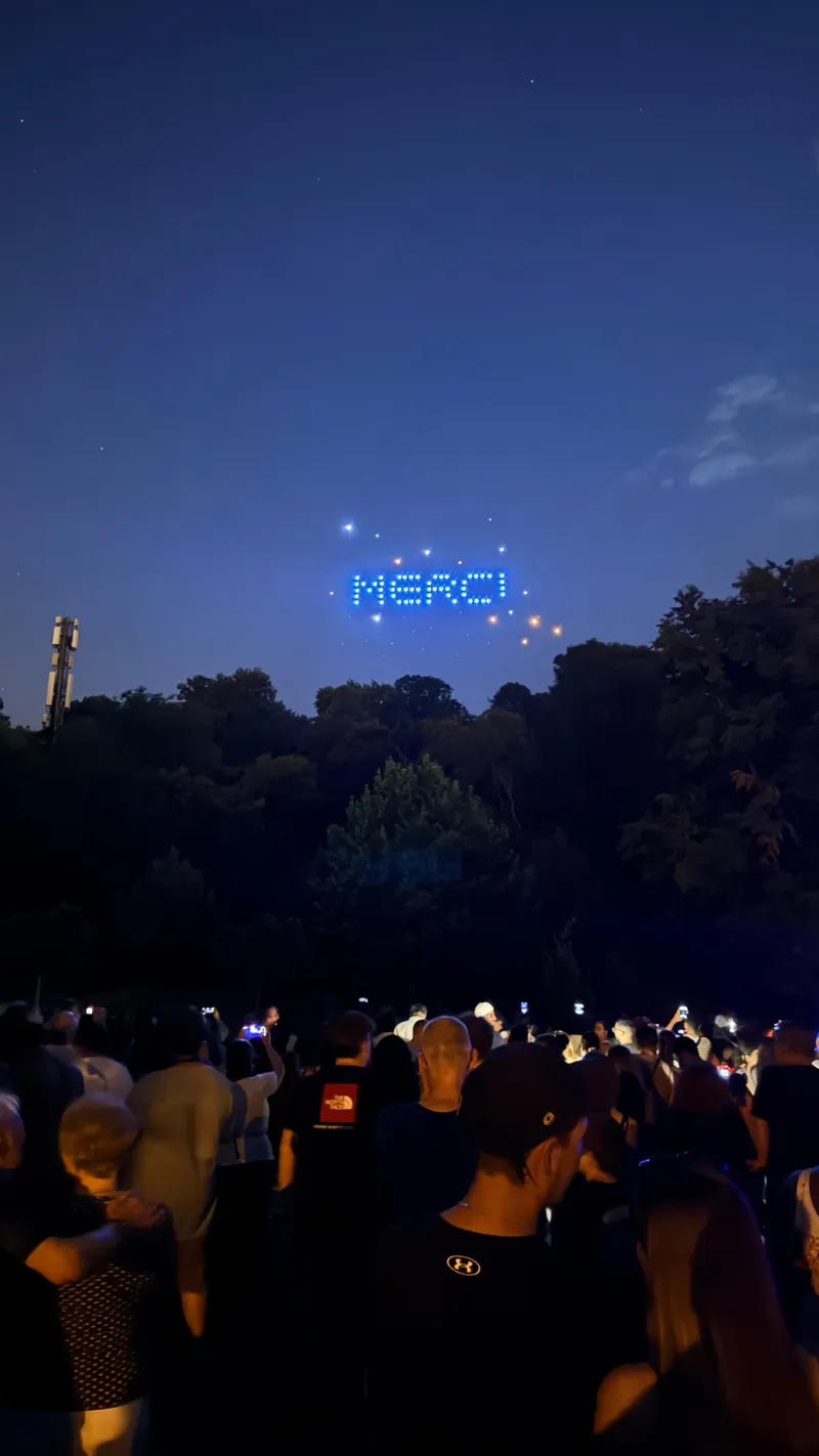 Message « MERCI ! » écrit par les drones à la fin du spectacle