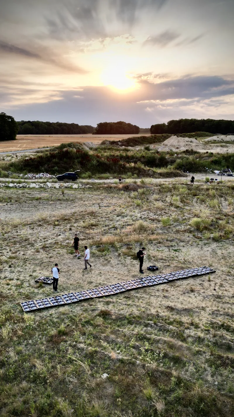 Vue aérienne de l'installation des drones sur le terrain avant le spectacle