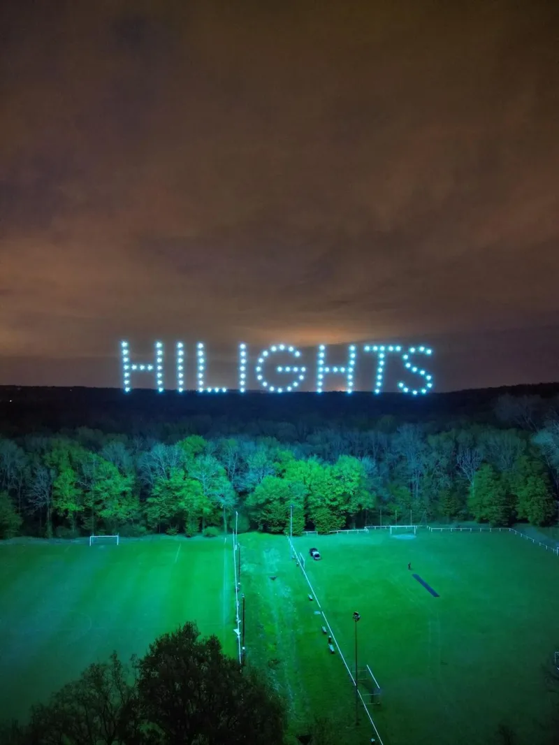 Création de figure en drones lumineux – Le Lab Hilights