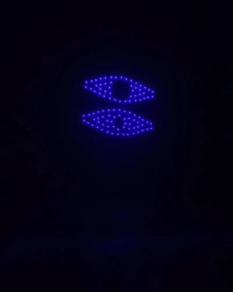 Deux losanges de drones lumineux bleus dans le ciel nocturne