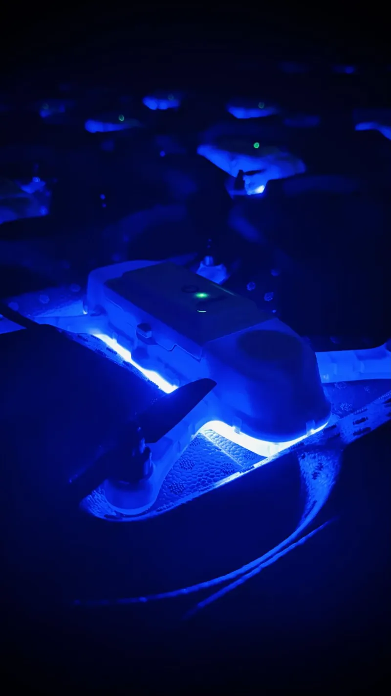 Gros plan sur un drone lumineux Hilights allumé en bleu