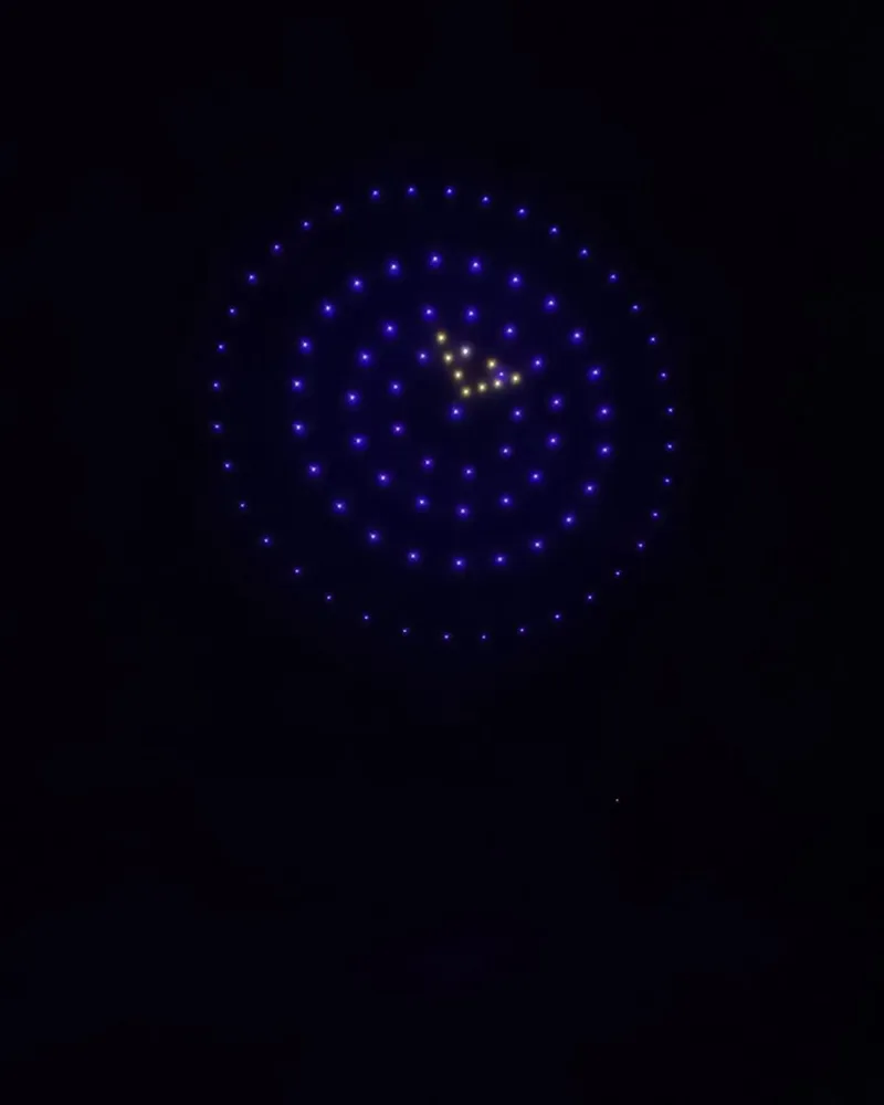 Cercles concentriques de drones lumineux bleus