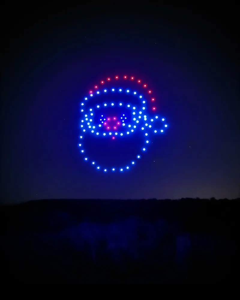 Visage du père Noël dessiné par des drones lumineux dans le ciel de Chaumontel