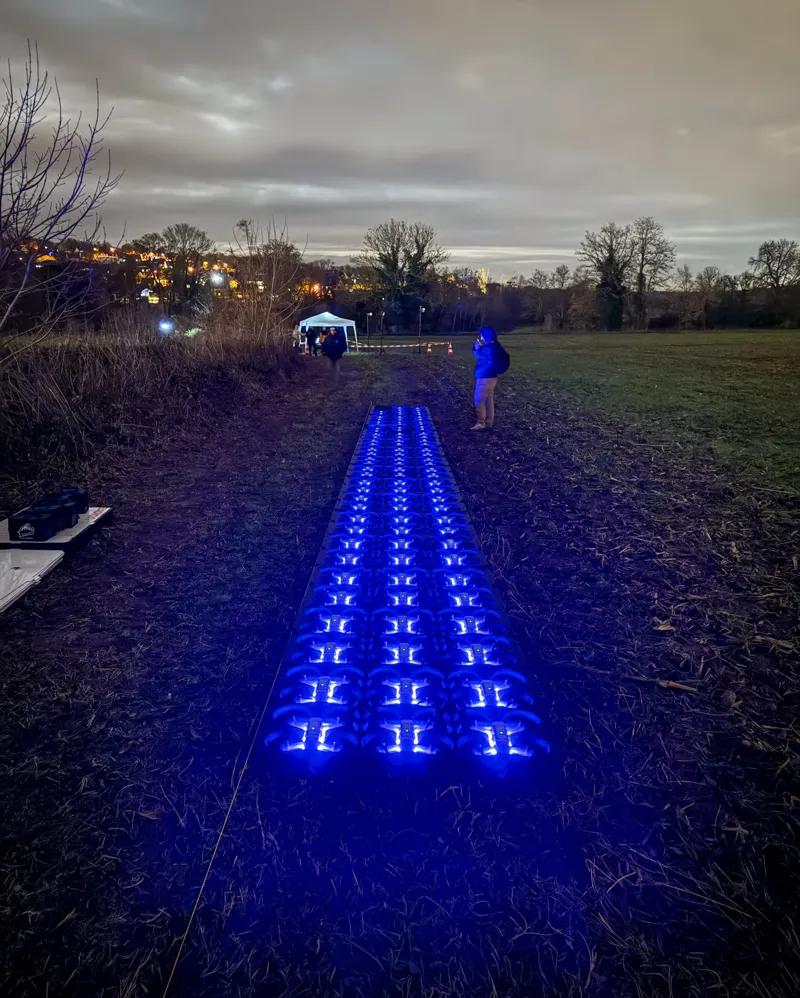 Installation des drones lumineux Hilights sur le terrain avant le spectacle de Noël
