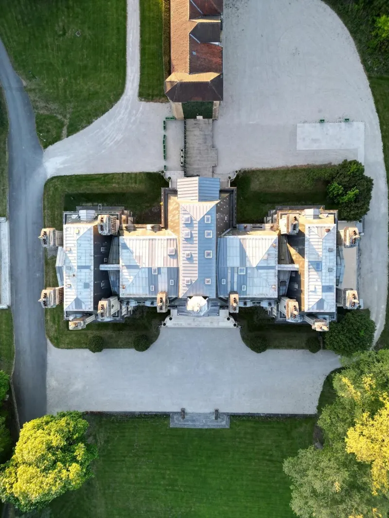 Vue aérienne du Château de Saint-Martin-du-Tertre depuis le ciel