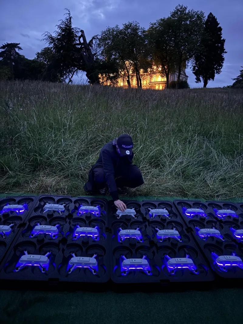 Un pilote Hilights prépare les drones lumineux avant le spectacle de mariage