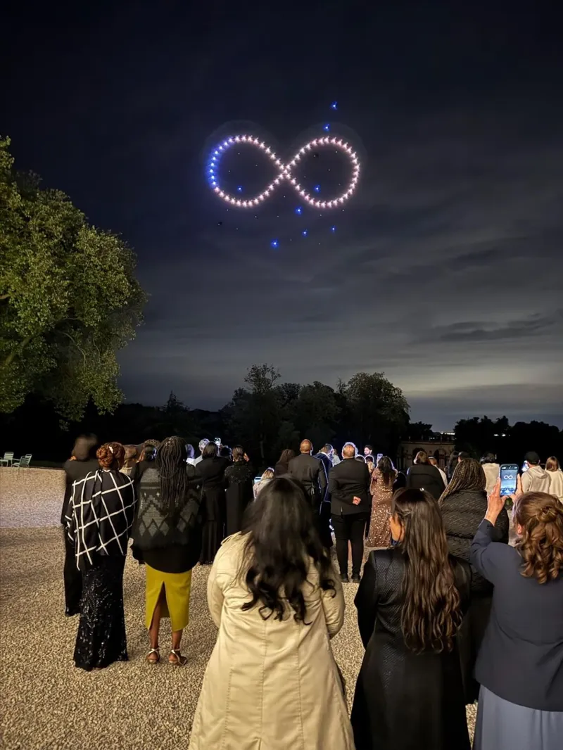 Signe infini en drones lumineux pendant un mariage au château