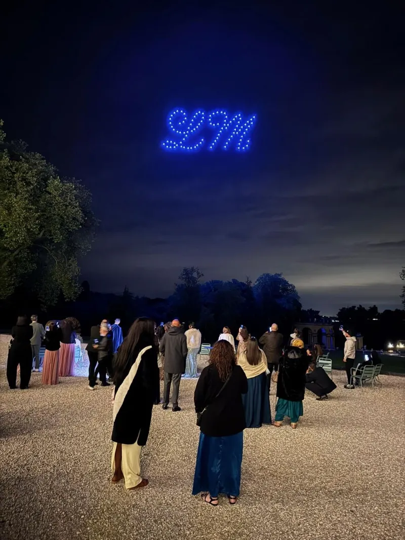 Initiales des mariés écrites en drones lumineux bleus