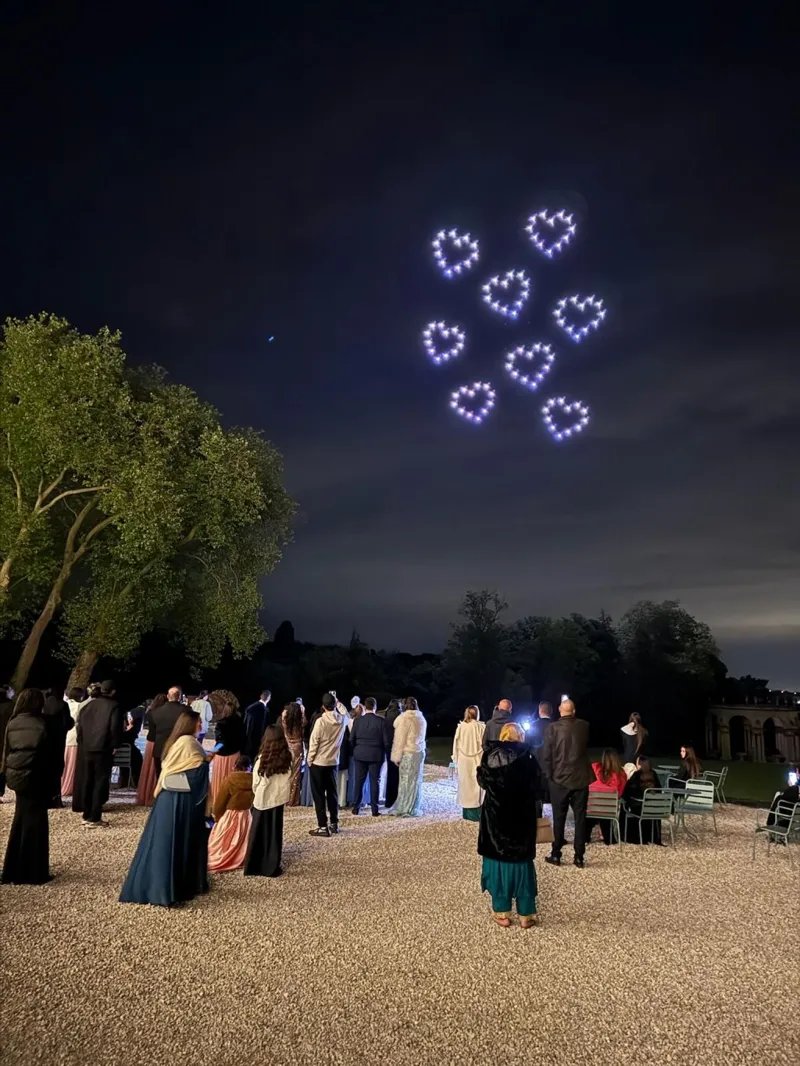 Pluie de petits cœurs en drones lumineux au-dessus du château de Saint-Martin