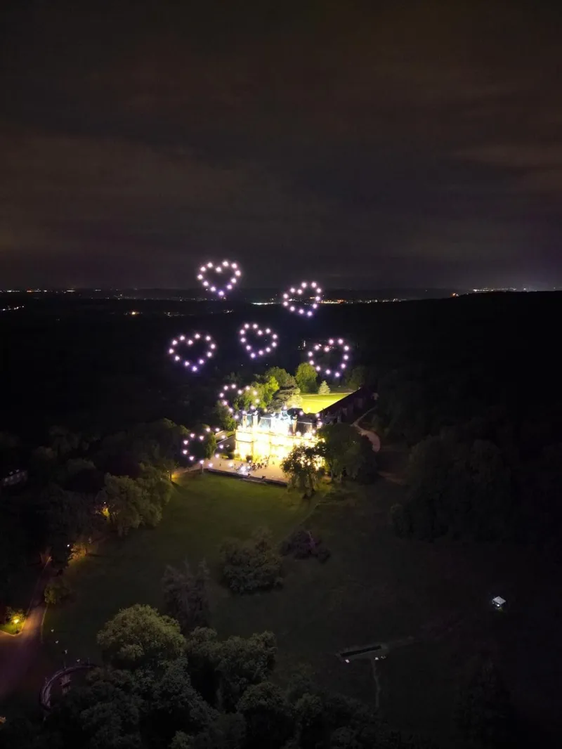 Cœurs en drones lumineux au-dessus du Château de Saint-Martin la nuit