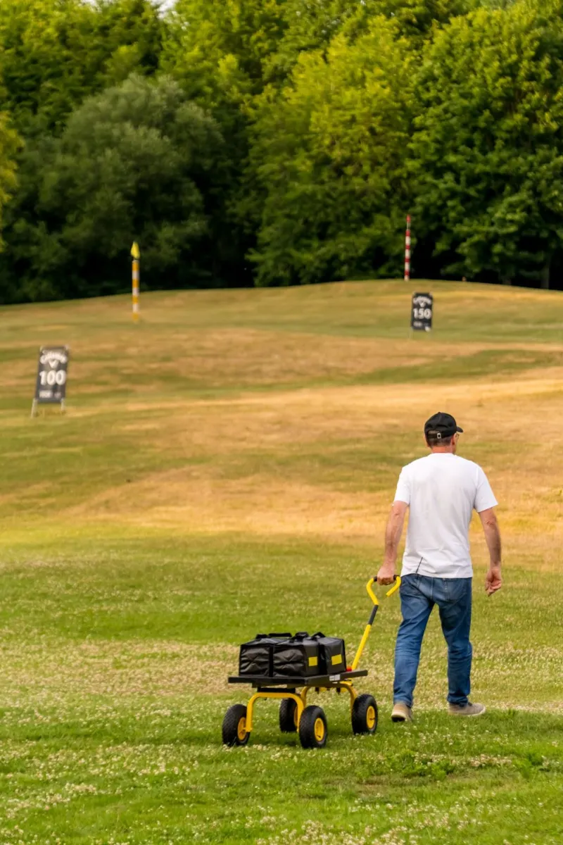 Un pilote Hilights tire le chariot de drones sur le terrain de golf