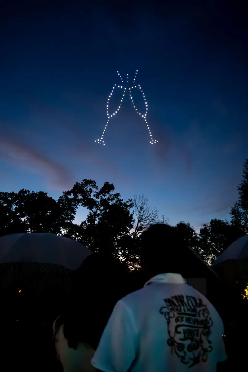 Coupes de champagne qui trinquent, dessinées par les drones