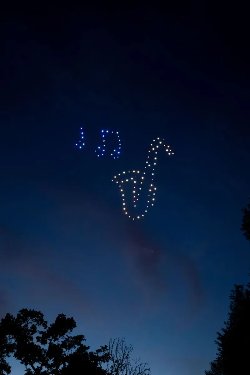Saxophone et notes de musique dessinés en drones lumineux