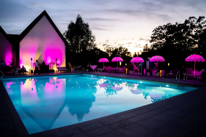 La piscine et la maison du Domaine des Vanneaux illuminées au crépuscule