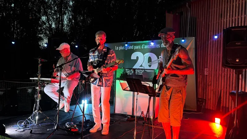Groupe de musique sur scène pendant la soirée des 20 ans de Sherwood Parc